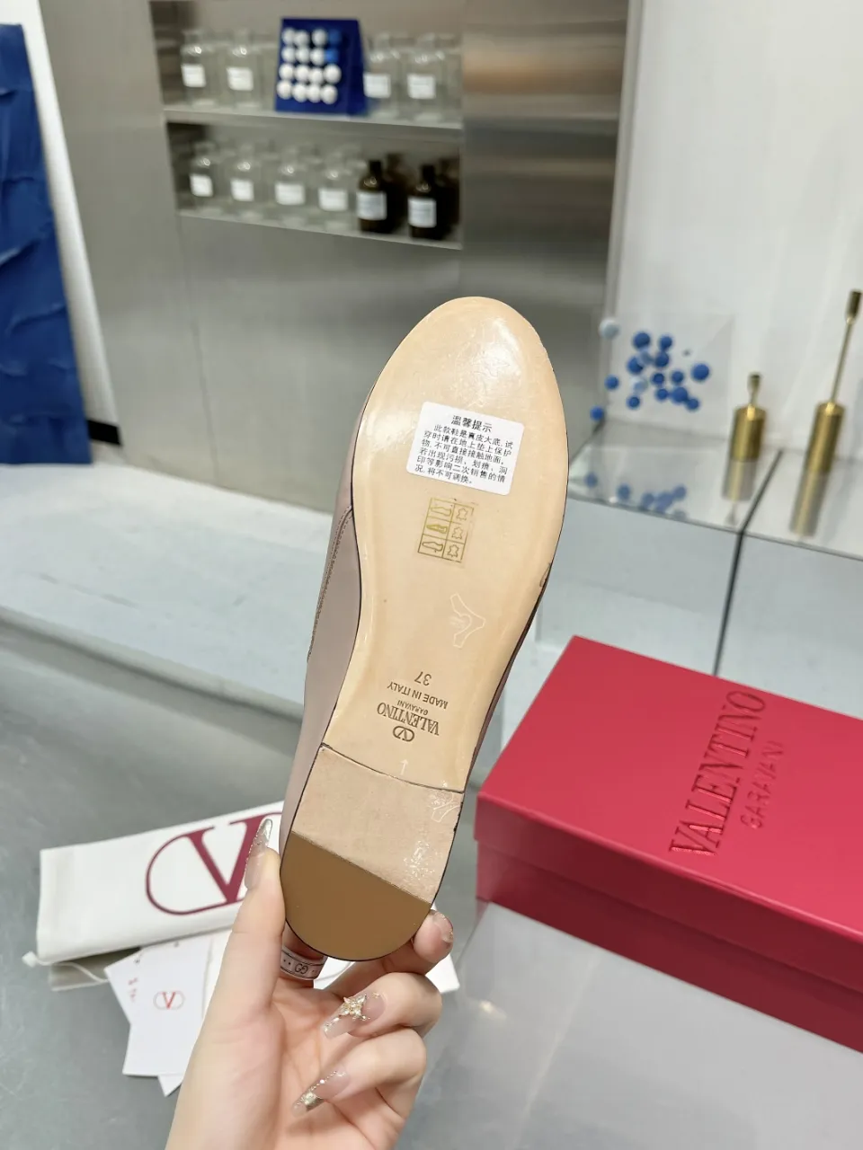 👟👟Ex-factory price 520👟👟 Valentino’s hottest new product in 2025, the new slippers are also easy to wear...😈😈😈 The latest logo buckle Perfectly combined with sexiness❤️‍🔥❤️‍🔥❤️‍🔥❤️‍🔥It is simply the pinnacle of summer fashion💖💖💖💖Original replica Outsole: Italian genuine leather outsole Heel height: Flat heel Size: 35-39 (40 41 42 customization is non-returnable and non-exchangeable)